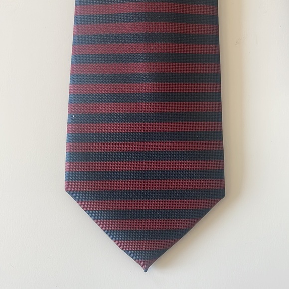 Banana Republic Burgundy and Navy Striped Men’s Necktie New with Tags - Picture 3 of 6